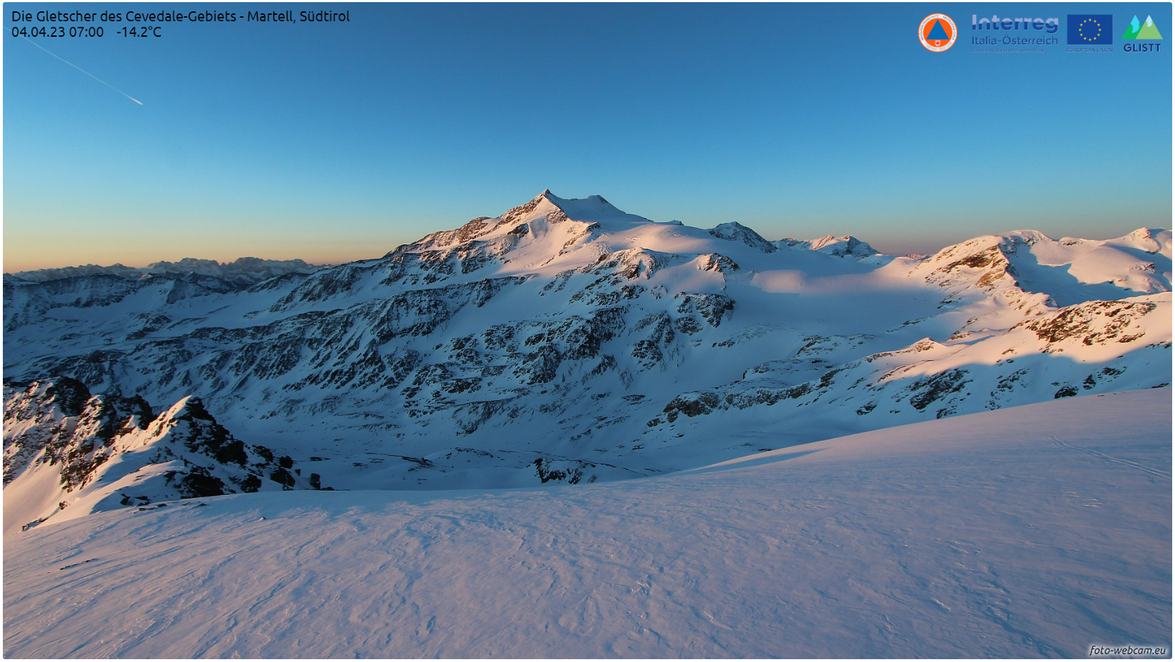 Dagegen, ein wolkenloser Morgen bei klirrenden Temperaturen am Cevedale [ https://www.foto-webcam.eu/webcam/langenferner/ ]